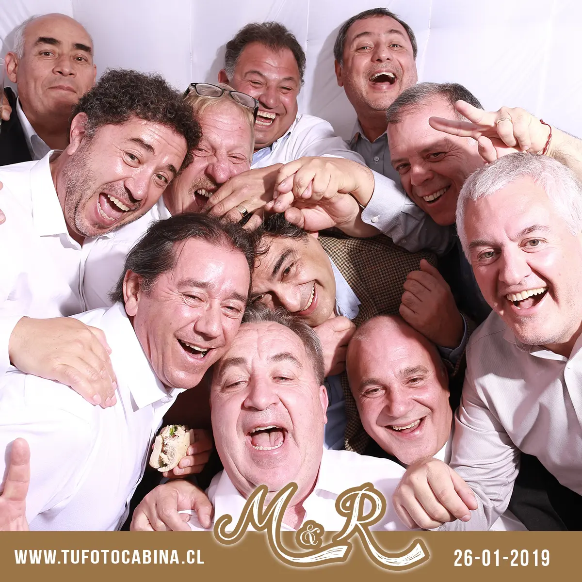 Personas divirtiéndose en fotocabina para eventos en Punta Arenas 1